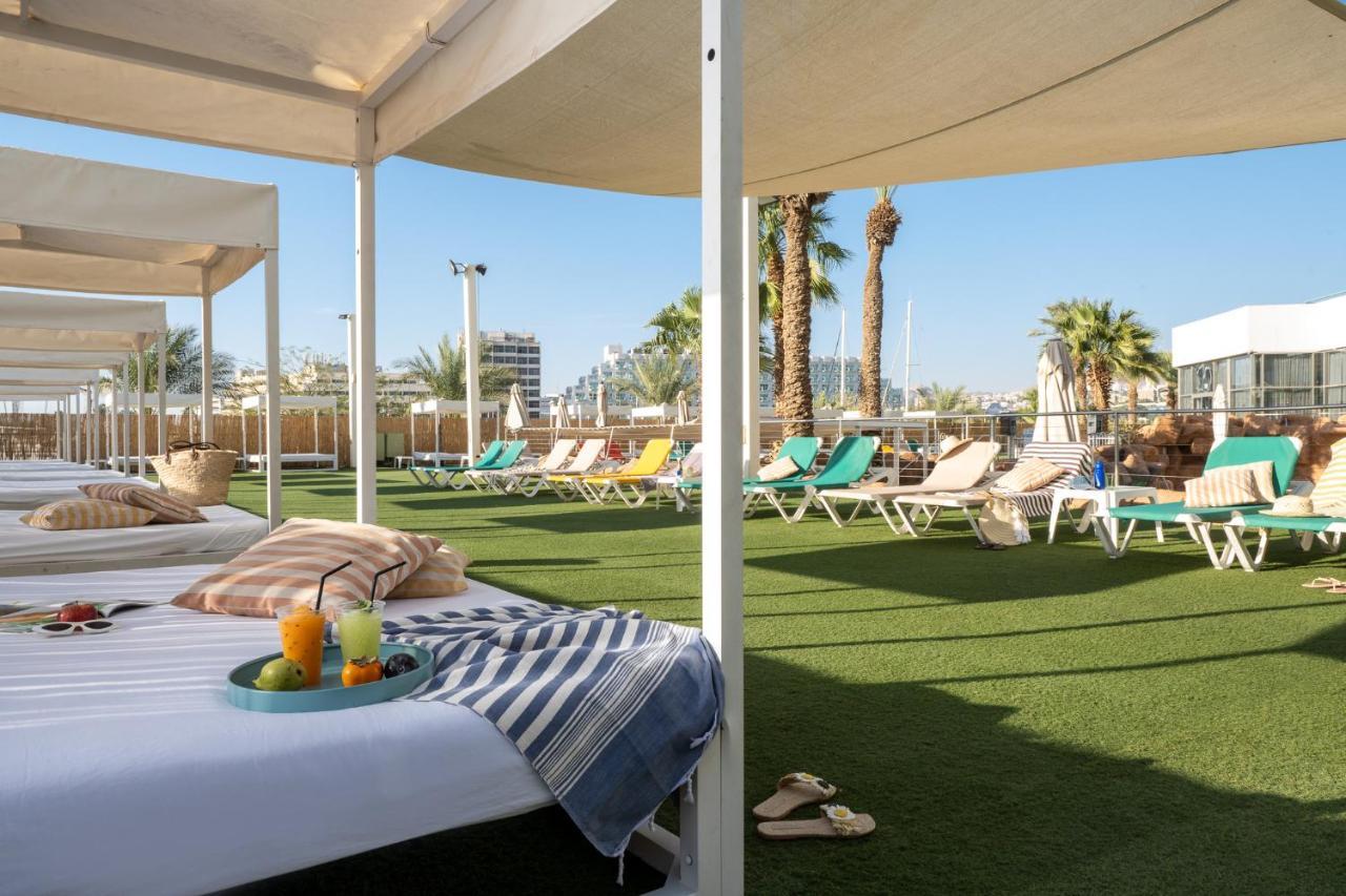 Vert Hotel Eilat By Afi Hotels Exterior foto The rooftop pool at the Hilton Tel Aviv