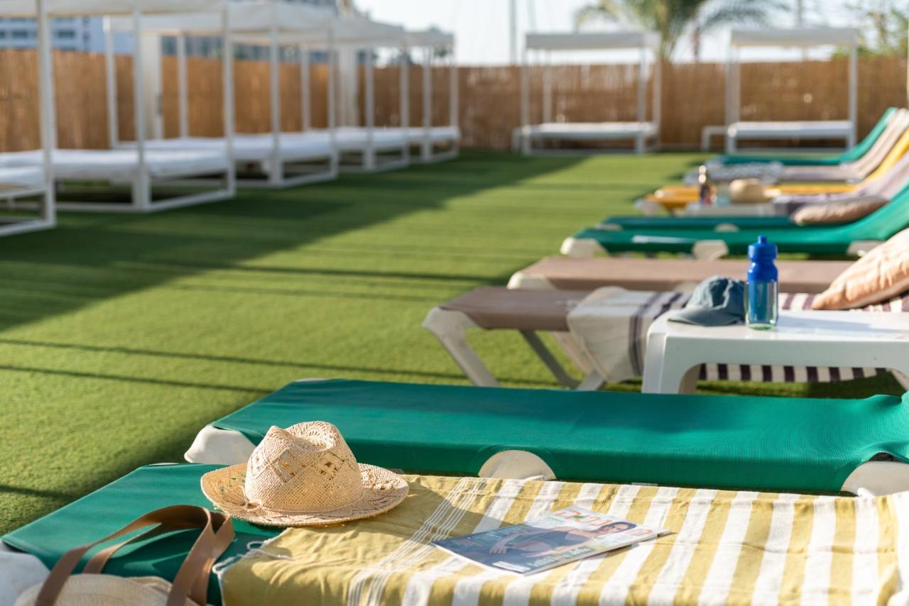 Vert Hotel Eilat By Afi Hotels Exterior foto Artificial grass on a cruise ship