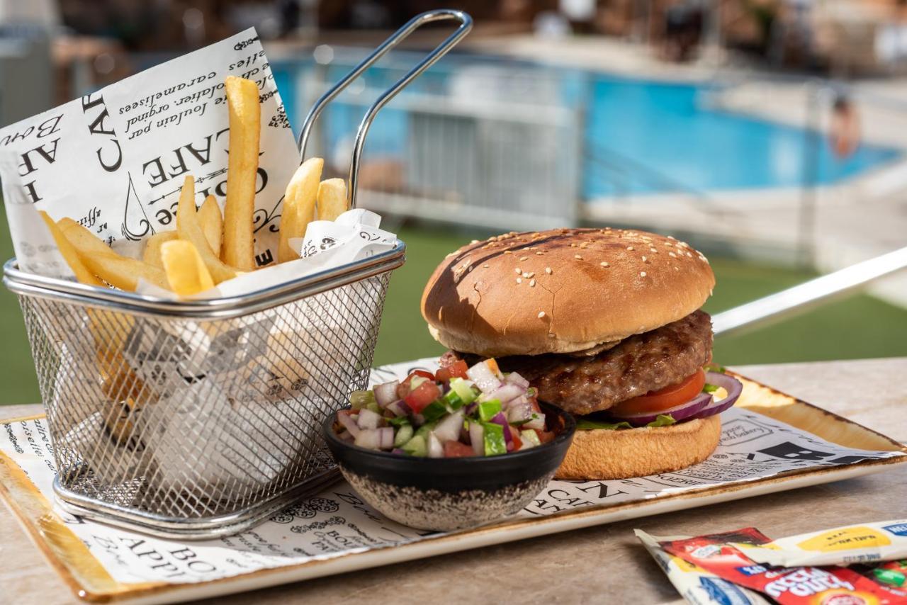 Vert Hotel Eilat By Afi Hotels Exterior foto A hamburger with chips