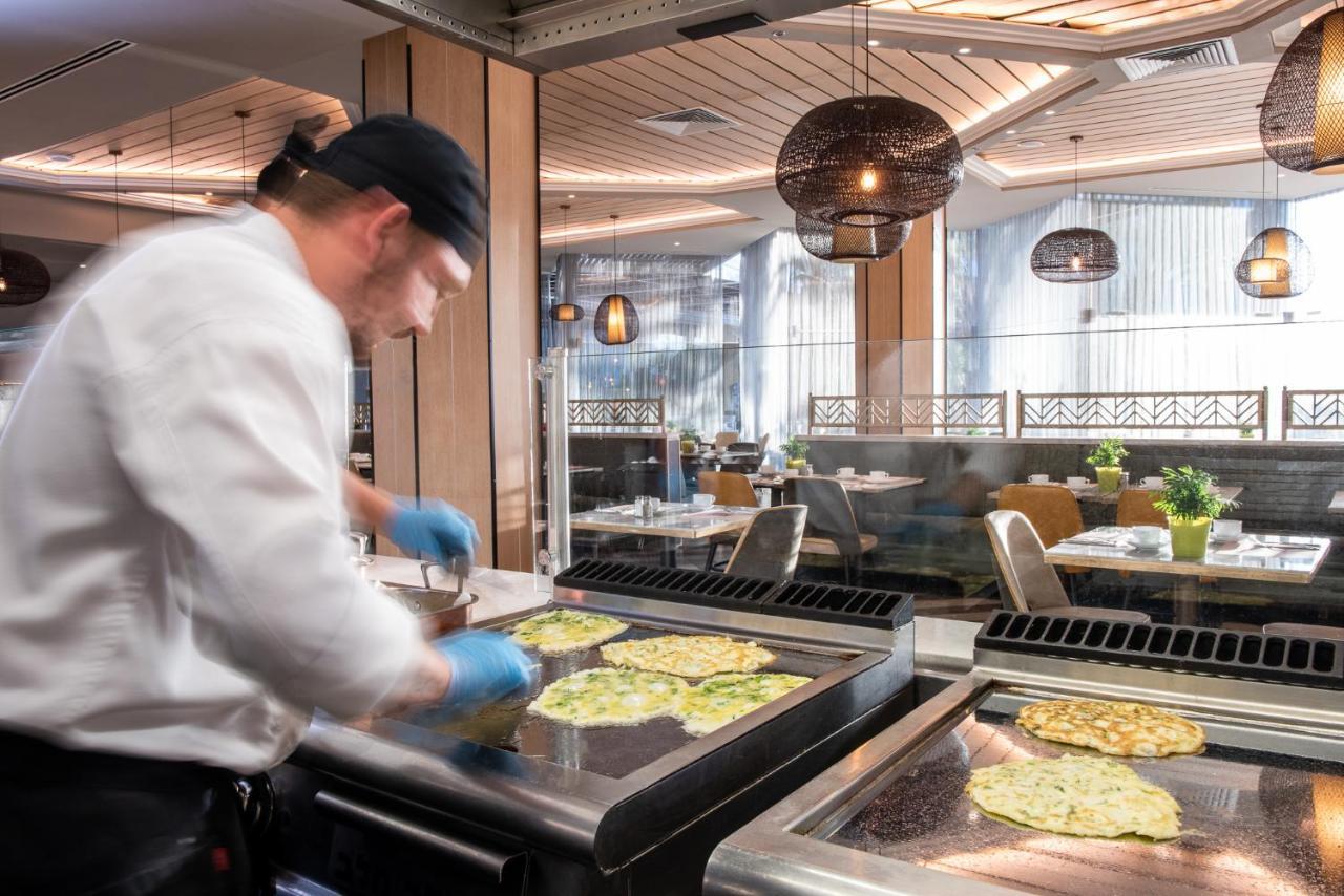 Vert Hotel Eilat By Afi Hotels Exterior foto A chef preparing food at the buffet