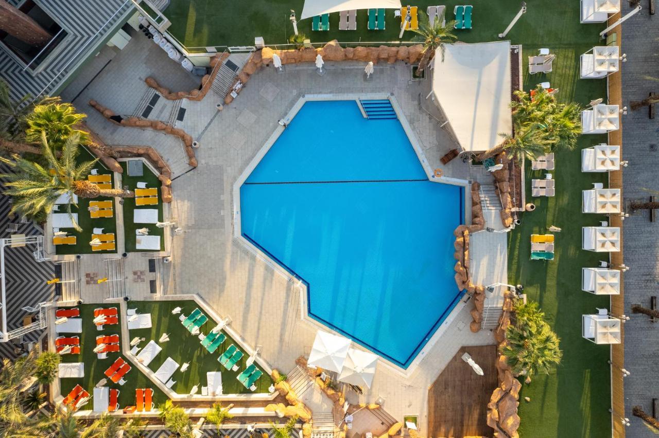 Vert Hotel Eilat By Afi Hotels Exterior foto Aerial view of the pool at the Hard Rock Hotel